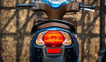 Cụm đèn hậu thiết kế thanh lịch với kiểu dáng bo tròn, liền khối với đèn xi-nhan