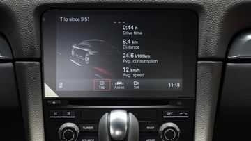 Màn hình cảm ứng đặt ngay vị trí trung tâm khoang lái của Porsche 718 2024 Cayman