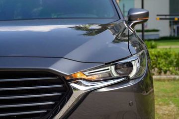 Mazda CX-8 2024 sở hữu cụm đèn trước full LED với thiết kế vuốt ngược về phần thân