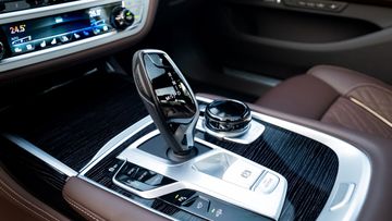 Cần số BMW 7 Series 2023 vẫn chưa được nâng cấp thiết kế