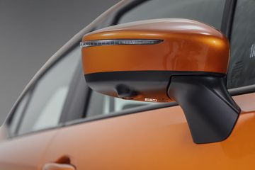 Gương chiếu hậu trên Nissan Almera được bố trí trên thân xe thay vì ở cột A