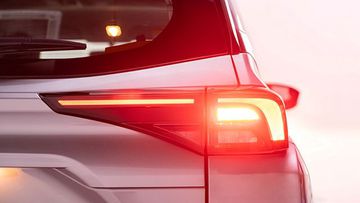 Cụm đèn hậu LED nằm ngang giúp cho đuôi xe Toyota Avanza Premio 2022 tinh tế và thời thượng hơn rất nhiều