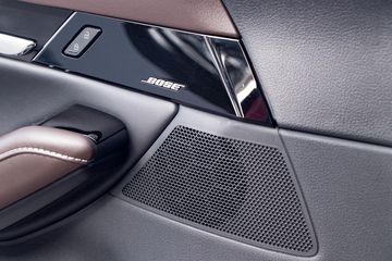 CX-30 2023 sở hữu dàn âm thanh 8 loa tiêu chuẩn trên cả 2 phiên bản