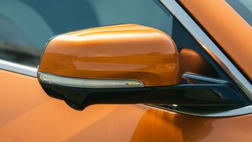 Gương chiếu hậu VinFast VF 6 2024 có thiết kế bo tròn, tạo điểm nhấn khí động học