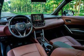 Khoang lái trên Corolla Cross đi theo phong cách trung tính và cứng cáp quen thuộc của Toyota