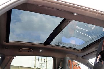Hai phiên bản BYD Sealion 6 đều trang bị cửa sổ trời toàn cảnh Panorama với phần kính tối màu, đem lại không gian thoải mái bất kể nắng gắt