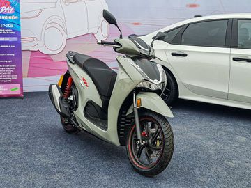 Honda SH 350i 2024 được trang bị hệ thống chống bó cứng phanh ABS trên cả 2 bánh