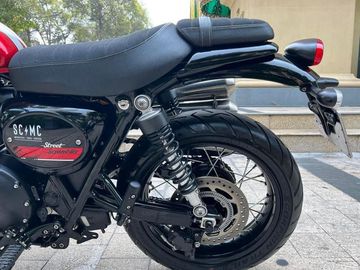 Giảm xóc đôi tải trước của Scrambler 900 có thể điều chỉnh với lò xo xám và vỏ đen