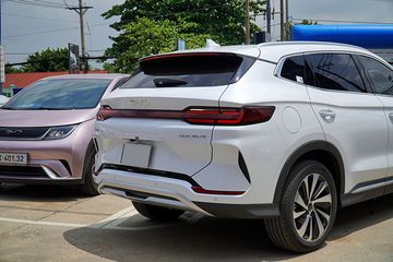 Đuôi xe BYD Sealion 6 2025 cũng có thiết kế thời thượng với các điểm nhấn hiện đại đang được ưa chuộng