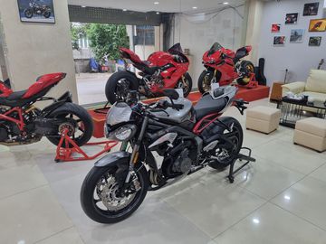  Triumph Street Triple 765 RS 2023 màu xám
