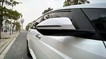 Gương chiếu hậu sơn cùng màu thân xe, tích hợp đầy đủ tính năng chỉnh/gập điện và đèn báo rẽ