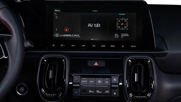 Màn hình giải trí trung tâm hiện đại kích thước 8 inch, riêng phiên bản Premium được trang bị cao cấp hơn với màn hình 10.25 inch