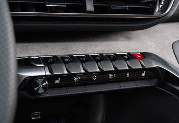 Ngay bên dưới màn hình, hệ thống điều hòa, điều chỉnh các chức năng dạng phím bấm Piano vẫn là điểm nhấn ấn tượng trên Peugeot 5008 tương tự đời trước.