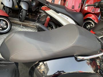 Yên xe được may tỉ mỉ đẹp mắt