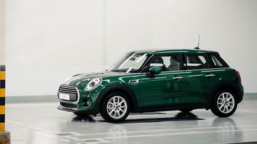 Phần thân xe của Mini 5-Door 2024 có thiết kế thanh thoát