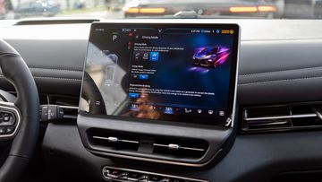 Hệ thống giải trí VinFast VF 7 2024 nổi bật với màn hình cảm ứng 12,9 inch