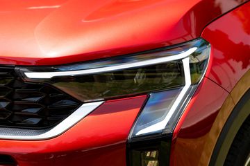 Loại đèn được trang bị có sự khác biệt giữa các phiên bản.