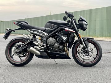 Triumph Street Triple 765 RS 2023 có mức giá gần 467 triệu đồng