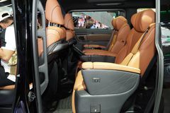 Hàng ghế thứ hai Toyota Alphard 2025 có thiết kế 2 ghế ngồi độc lập cao cấp