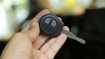 Suzuki Jimny 2024 chỉ trang bị chìa khóa cơ với chức năng mở/khóa cửa từ xa