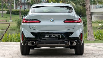 Đuôi xe BMW X4 2023 vẫn giữ được vẻ gọn gàng, tinh tế