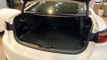Khoang hành lý Mazda 6 cũng chỉ đủ dùng với dung tích 480 lít