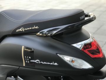 Yên xe của Yamaha Grande 2023 cũng được đánh giá cao với lớp da bọc yên mềm mại