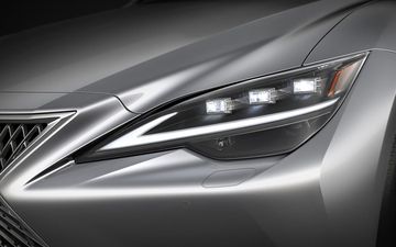 Đèn pha Lexus LS 2023 vẫn sử dụng 3 bóng LED kết hợp gương cầu