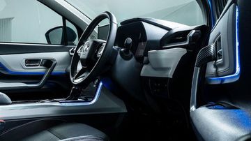 Trên bảng điều khiển và tapi cửa của Toyota Veloz Cross 2023 đều gắn đèn LED, mang đến một không gian nội thất hiện đại