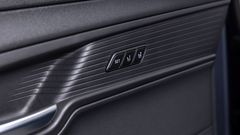 Ghế lái trên các phiên bản cao cấp của Hyundai Custin 2024 còn tích hợp bộ nhớ vị trí