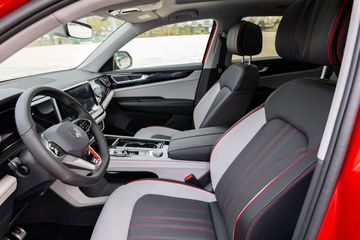 Ghế ngồi Teramont X bọc da với chức năng thông hơi