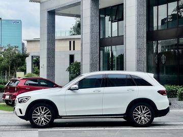 Phiên bản 4MATIC dùng bộ mâm kích thước 19 inch thiết kế đa chấu mới