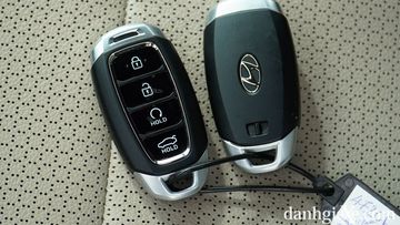 Nút bấm khởi động từ xa tích hợp trên chìa khoá Hyundai Accent 2021