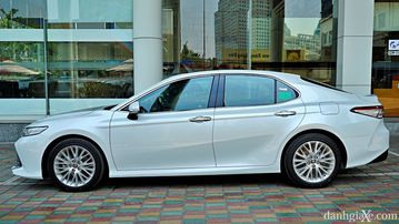 So sánh nhanh Toyota Camry 2020 và VinFast LUX A2.0 2020 7 toyota camry 2020 danhgiaxe 16 005657