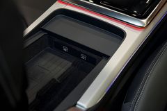 Bên dưới là hộc để đồ trung tâm tích hợp với khay sạc không dây và các cổng USB Type C