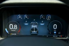 Ngay phía sau tay lái là cụm đồng hồ màu với khả năng hiển thị khá sắc nét kết hợp cùng màn hình LCD 12 inch độ phân giải cao