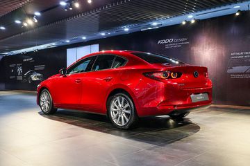 Đuôi xe Mazda 3 2022 cũng đi theo phong cách chủ đạo là tinh tế và liền lạc