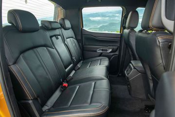 Trong khi phiên bản cao cấp nhất Wildtrak được trang bị ghế da