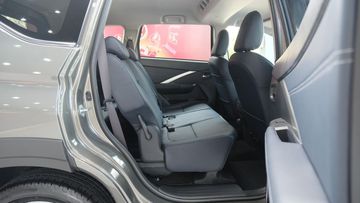 3 vị trí ngồi ở hàng ghế thứ 2 đều khá thoải mái thậm chí với hành khách cao trên 1,8m