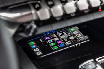 Sạc không dây là trang bị tiêu chuẩn trên tất cả các phiên bản của Peugeot 5008 2022