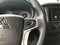 Các phím bấm tích hợp trên vô lăng Mitsubishi Triton 2021