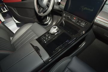 Ngay bên phải người lái là cụm cần số điện tử có thiết kế lạ mắt.