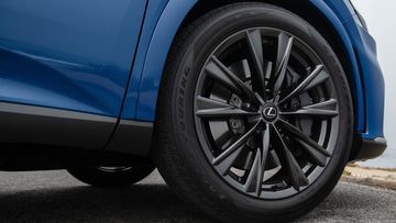 Lexus RX 2023 trang bị la-zăng hợp kim nhôm 21 inch trên tất cả phiên bản