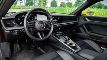 Không gian nội thất Porsche 911 2024 Carrena được thiết kế sang trọng