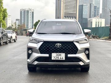 Phần đầu xe Toyota Veloz Cross 2023 hiện lên ấn tượng với bộ lưới tản nhiệt vân kim cương kích thước lớn