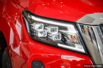 Đèn pha Nissan Navara 2022 cấu tạo từ 4 bi LED