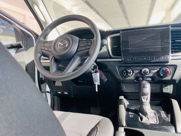 Vô lăng Mazda BT-50 2023 là loại 3 chấu bọc da, được tích hợp đầy đủ các phím bấm chức năng